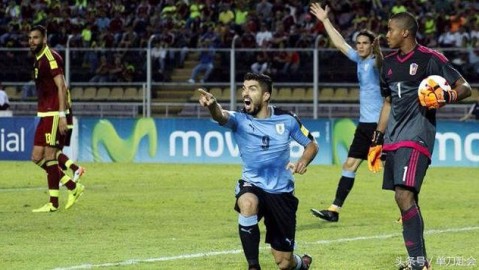 乌拉圭3-0十人俄罗斯锁定A组头名