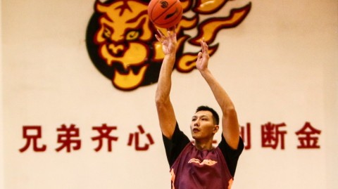 易建联挂帅广东宏远潜心备战，疆粤大战前夕投篮训练透锋芒